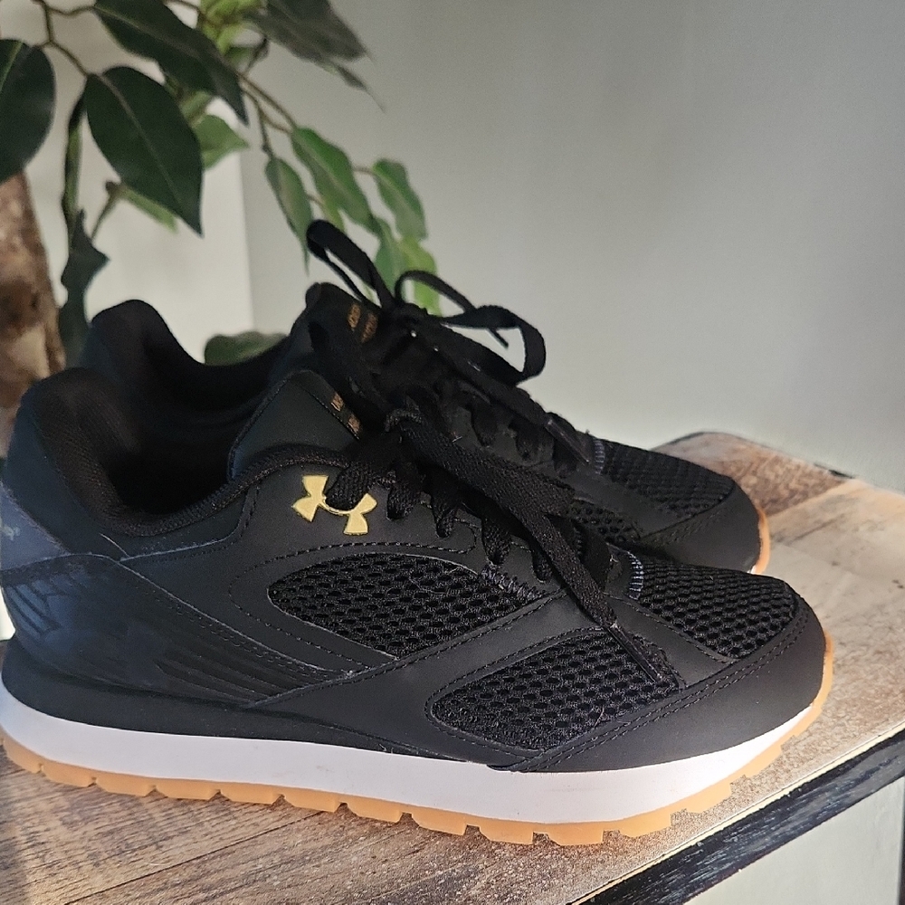 New Under Armour Black and Gold Women's Slippers